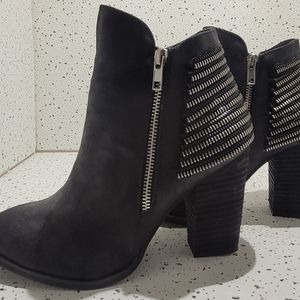 BLACK ZIPPER ANKLE BOOTS